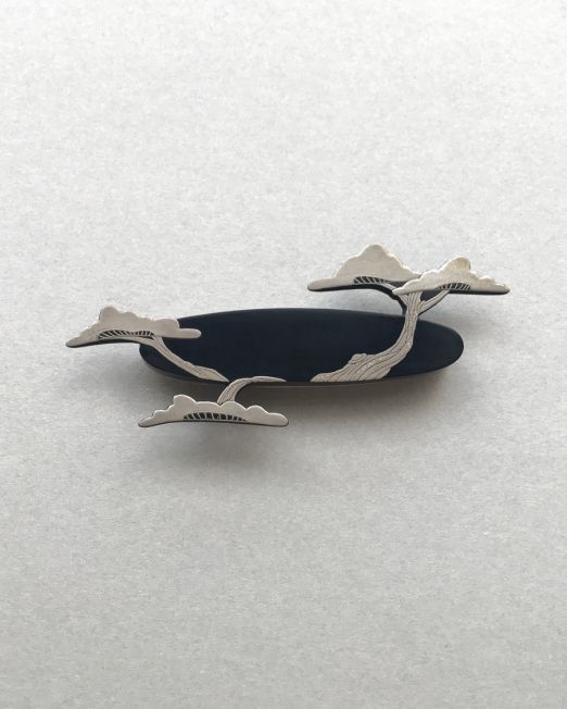 Wear the scenery pine brooch